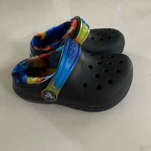 Crocs Unisex Kids Black Clogs Sandals Faux Multicolor Fur Lined Sherpa size C7